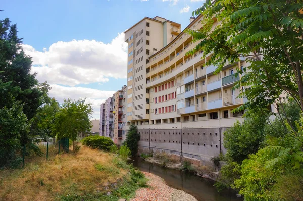 Residential Block Tower Social Housing Overhanging Small Arm River Agout — Stock Photo, Image