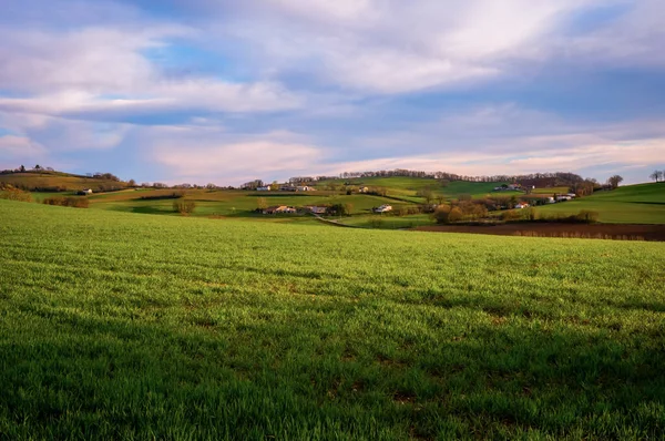 Облачный День Прекрасном Сельском Пейзаже Франции Зелеными Полями Лесистыми Холмами — стоковое фото