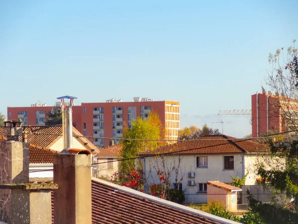 レイサック ヴェイラーズのレンガ造りの住宅タワーを見る フランスの南アルビ市で人気のある近所 シーケストレの家の屋根を支配する視点から見て — ストック写真