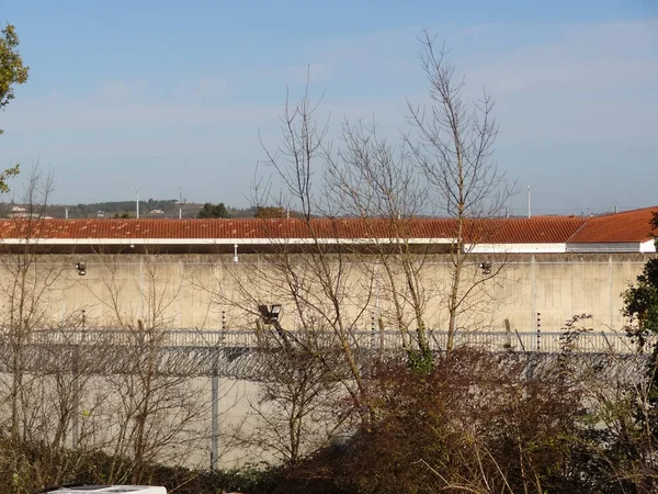 Albi, Fransa - Kasım 2020 - Beton duvarlar ve dikenli teller, ve, ek olarak, cezaevi tesislerinin kiremitli çatıları, spot ışıkları kuleleri, yerel ev hapsi