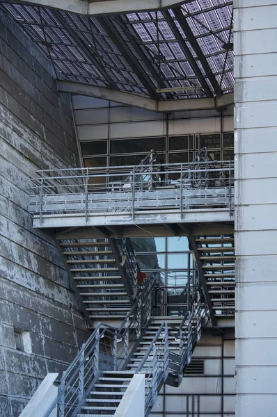 Металлическая Ветхая Лестница Между Двумя Стенами Построенная Старого Бетона Пятнами — стоковое фото
