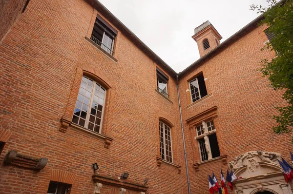 フランス アルビ 2020年8月 南部スタイルに収容されている市庁舎のレンガの正面の低い角度の眺め 17世紀の 歴史的なタウンハウス 歴史的なタウンハウス がベルターレットでトッピング — ストック写真