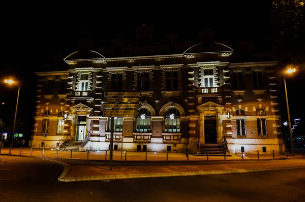 フランスのアルビ フランス2018 ジャン ジャイアーズ広場のカイス ダルパルチュス エージェンシーの照らされたルネサンス様式のファサードのナイトショット チャンピオン大学を示す方向標識 コルデリアーズシアター — ストック写真