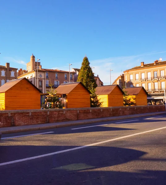 アルビ フランス 12月 2019 歴史的で観光的な市内中心部にあるプレイスデュヴィガン広場のレンガの伝統的な邸宅の前に伝統的なクリスマスフェアの売り手のための木製ハット — ストック写真