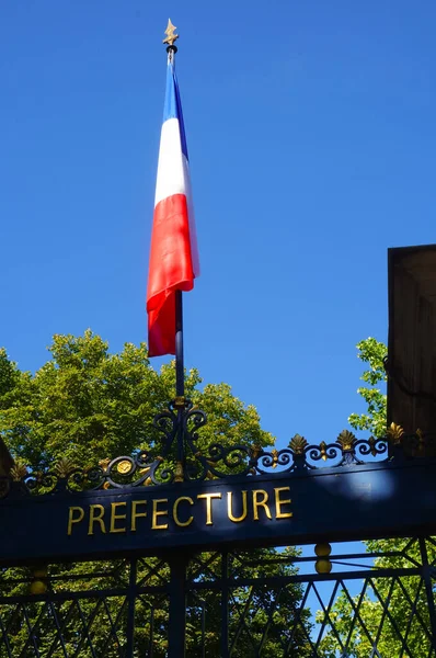 フランス アルビ フランスのタン県の庭園の門の上にポールにフランスの国旗 — ストック写真