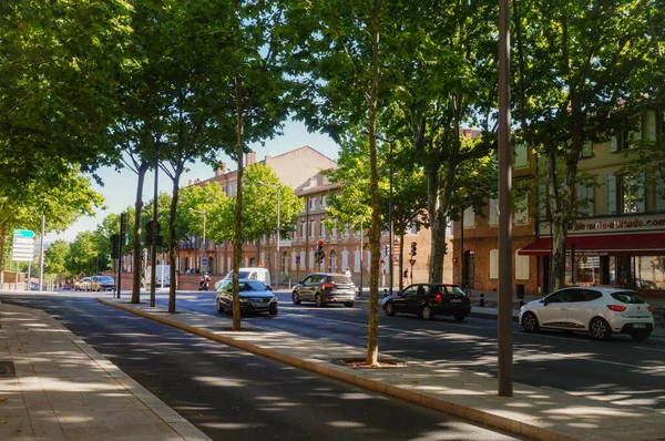 フランス アルビ 2020年8月 県近くの木陰 葉っぱのリスジョルジュ ポンピドゥーの車の交通 レンガの町の建物が並ぶ通り 歴史的中心部の主要な交通 — ストック写真