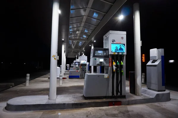 Albi Frankreich August 2019 Nachtaufnahme Einer Beleuchteten Stunden Tankstelle Die — Stockfoto