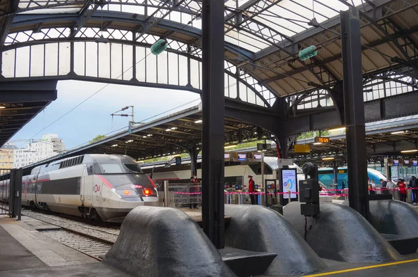 フランス 2020年9月 金属とガラス アールヌーヴォーは 東部の鉄道駅ガレ ルエストのプラットフォームをカバーする屋根をアーチし バッファはTgv ラインの端に停止します — ストック写真