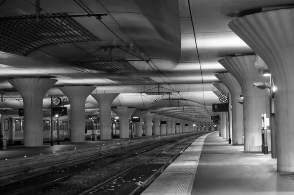 프랑스 2021년 지어진 이웃을 지원하는 콘크리트 구조로 Austerlitz 기차역의 플랫폼에 — 스톡 사진