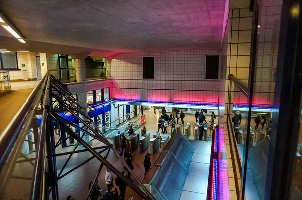 フランス トゥールーズ 2019年12月 地下鉄ネットワークとトゥールーズ マタベウ駅に接続されたマルゴン Sncfの地下マルチモーダル駅内 運賃ゲートを通過する旅行者 — ストック写真
