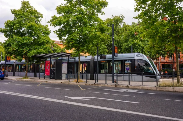 フランス トゥールーズ 2020年7月 フランスでアルストムによって作られ エアバスによって設計されたトラムウェイの列車 ジャスティス駅のT1とT2 アリース ジュールズデの葉の通りに — ストック写真