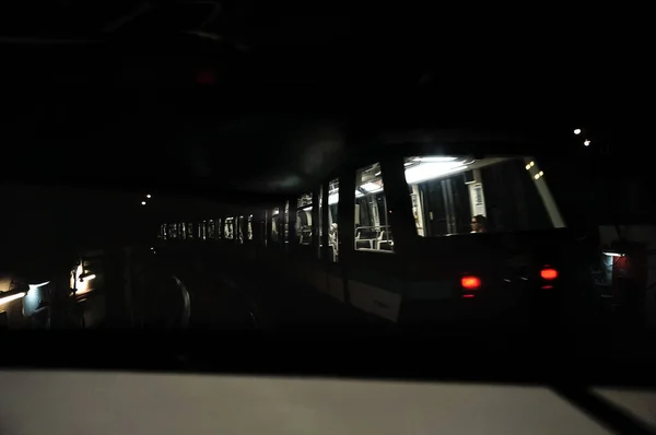 2022年9月 地铁列车在地下隧道内摇晃时的运动模糊镜头 列车内部被点燃 而外部则是黑暗的 这就产生了一个阴霾 — 图库照片