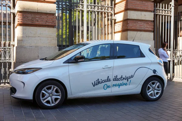 Toulouse, Fransa - 10 Haziran 2023 - Meclis tarafından park edilmiş şehir konseyinden beyaz bir Zoe; Fransız üretici Renault tarafından üretilen Zoe, Avrupa 'nın en çok satan elektrikli arabalarından biridir.