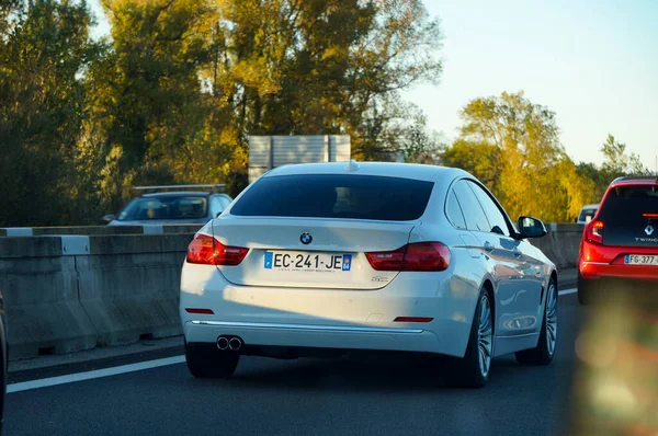 Otoyolda giden arabalar.