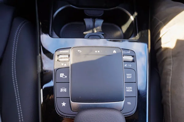 フランス 2021年3月 人工皮革で覆われたダークコントロールパッド ドイツ車のセンターコンソール オートラジオやナビゲーションシステムの音を操作するボタン — ストック写真
