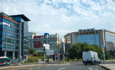 Issy-les-Moulineaux, Paris Metropolü, Hauts-de-Seine Bölümü, Fransa - Temmuz 2019 Modern konut ve bir kavşağın etrafındaki ofis binaları