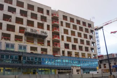 Hauts-de-Seine, Fransa - Aralık 2020 - Paris 'in banliyölerinde inşaat halindeki özel gayrimenkul müteahhitleri tarafından sipariş edilen büyük, beton konut binalarının şantiyesi