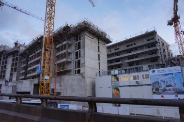 Hauts-de-Seine, Fransa - Aralık 2020 - Paris 'in banliyölerinde inşaat halindeki özel gayrimenkul müteahhitleri tarafından sipariş edilen beton, tamamlanmamış konut binalarının çalışma sahası