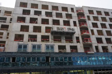 Hauts-de-Seine, Fransa - Aralık 2020 - Paris 'in banliyölerinde inşaat halindeki özel gayrimenkul müteahhitleri tarafından sipariş edilen büyük, çok katlı beton konutların ve ticari binaların inşaatı