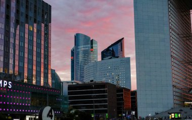 Şehirdeki modern binalar