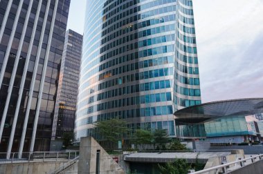 Şehirdeki modern binalar