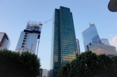 Şehirdeki modern binalar