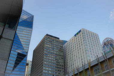 Şehirdeki modern binalar