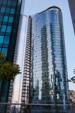 Şehirdeki modern binalar