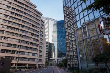 Şehirdeki modern binalar