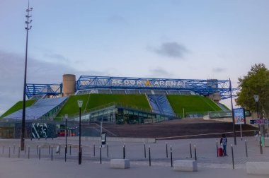 Paris, Fransa - Eylül 2020 - Geceleri Accorarena 'nın ya da Paris-Bercy' nin dışı, Fransa 'nın en büyük kapalı spor salonu ve konser salonu ve 2024 Paris Olimpiyat Oyunları' nın geleceği için bir mekan.