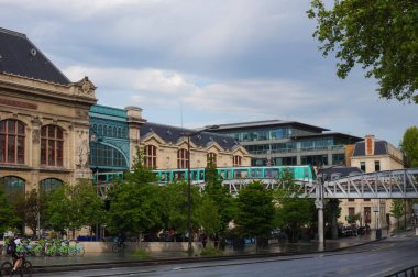 Paris, Fransa - Mayıs 2021 - Austerlitz Quay 'den vurulan metro treni, metal bir köprüden geçerek Fransız başkentinin ana tren istasyonlarından biri olan 13. bölgedeki Gare d' Austerlitz 'e girdi.