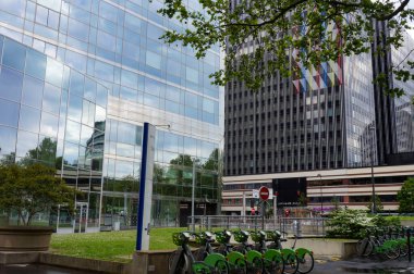 Pencerelerinde yansıma olan modern binalar.