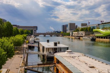 Paris, Fransa - Mayıs 2021 - La Rapee Limanı 'nın yanındaki Seine Nehri' ndeki mavnalar ve sağ kıyıdaki Bercy Çeyreği 'ne (12. Bölge) ve Sol Kıyı' daki Gar Çeyreği 'ne (13. Bölge) bakınız.
