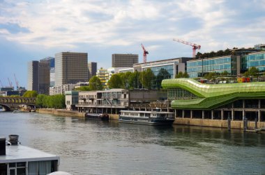 Paris, Fransa - Ocak 2021 - Austerlitz ve Mauriac rıhtımlarındaki modern binalar, nehir kıyısındaki La Rapee Limanı 'ndaki botlar, Salpetriere ve Gare Quarters' daki (13. Bölge))