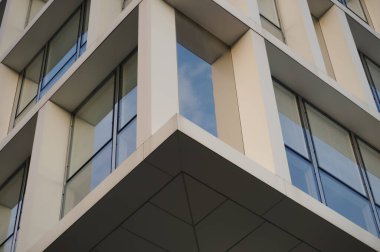 Paris, Fransa - Haziran 2021 - Paris Rive Gauche iş bölgesinde geniş koy pencereleri ve geometrik şekillere sahip modern bir ofis binasının çağdaş tasarımının ayrıntıları