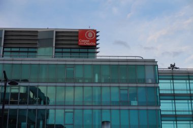 Paris, Fransa - Haziran 2021 - Fransız kamu bankası Caisse des Dpts et Consignation 'ın (CDC) genel merkezi, Pierre Mendes-France Caddesi' ndeki modern cam ofis binasında (13.)