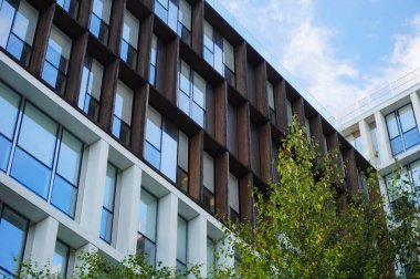 Pencerelerinde yansıma olan modern binalar.