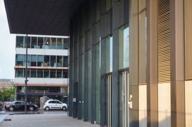 Paris, Fransa - Haziran 2021 - Paris-Rive Gauche (13. Paris) semtindeki Pierre Mend-France Bulvarı 'nda bulunan bir ofis binasının cam cephesi boyunca görünüm