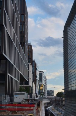 Paris, Fransa - Haziran 2021 - Paris Rive Gauche İş Merkezi 'ndeki Austerlitz Tren İstasyonu' nun üzerinde inşa edilen modern, cam ofis kulelerine bakış açısı (5 ve 13.)