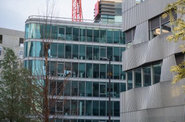 Paris, Fransa - Haziran 2021 - Paris Rive Gauche 'nin modern ticaret bölgesinde, Gare d' Austerlitz Tren İstasyonu yakınlarındaki Pierre Mendes-France Caddesi 'ndeki cam ofis binasının mavi cephesi