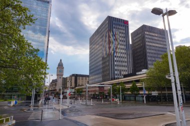 Paris, Fransa - Ocak 2021 - Başkentin en büyük ikinci tren istasyonu olan Gare de Lyon 'un 19. yüzyıl saat kulesi (çan kulesi), Vatandaş M Hotel' in cam binasının arkasındaki 12.