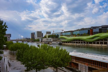 Paris, Fransa - Mayıs 2021 - Austerlitz Quay 'deki Moda ve Tasarım Şehri' nin yeşil, çağdaş cephesi, Seine Nehri 'nin kıyısında, 13.