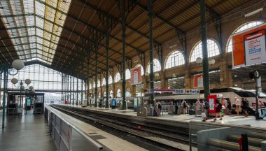 Paris, Fransa - Temmuz 2019 - Gare du Nord tren istasyonunun eski bölümündeki platformlar, Saint-Pancras, Londra 'ya giden yüksek hız hattına demir dökme sütunlarla desteklenen bir tepe örtüsüyle gidiyorlar.
