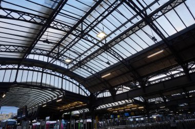 Paris, Fransa - Eylül 2020 - Paris 'i doğu ağına bağlayan tren istasyonu Gare de l' Est 'in platformlarını kaplayan cam tepe örtüsünü destekleyen metal çerçeve