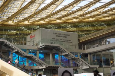 Paris, Fransa - Nisan 2022 - Quartier des Halles 'in Westfield Canope Ticaret Merkezi' nin alışveriş galerisinin çevresindeki büyük yaya geçidi, bilinen altın gökyüzü çatısı