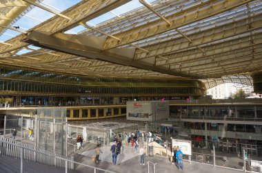 Paris, Fransa - Nisan 2022 - Quartier des Halles 'in Westfield Canope Ticaret Merkezi' nin alışveriş galerisinin çevresindeki büyük yaya geçidi, bilinen altın gökyüzü çatısı