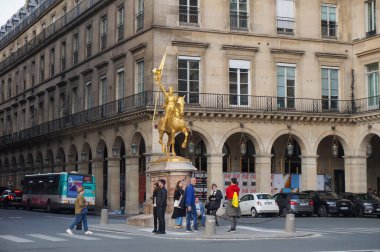 Paris, Fransa - Nisan 2022 - Jeanne d 'Arc' ın (Jeanne d 'Arc) bronz binicilik heykeli, E. Fremiet tarafından 19. yüzyılın sonlarında Rue de Rivoli caddesi üzerindeki Place des Pyramides' te gerçekleştirildi.