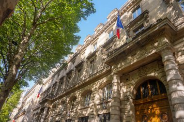 Paris, Fransa - Haziran 2019 - Polis Departmanı 'nın neo-Florentine koltuğunun ağaç gölgeli anıtı, Fransız bayrakları dalgalanıyor ve iki sütun arasında ahşap bir kemer verandası bulunuyor.