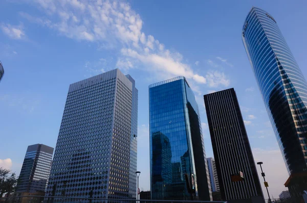 Şehirdeki modern binalar