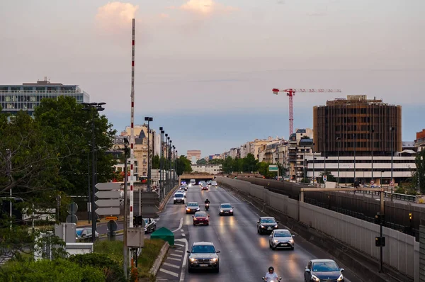 フランス 2019年6月 ディフェンス ビジネス ディストリクトをトライアンフ アーチに結ぶ高速道路のナイトビュー 遠くに見える ノイリー シーンを渡って ライトを持っている車と — ストック写真